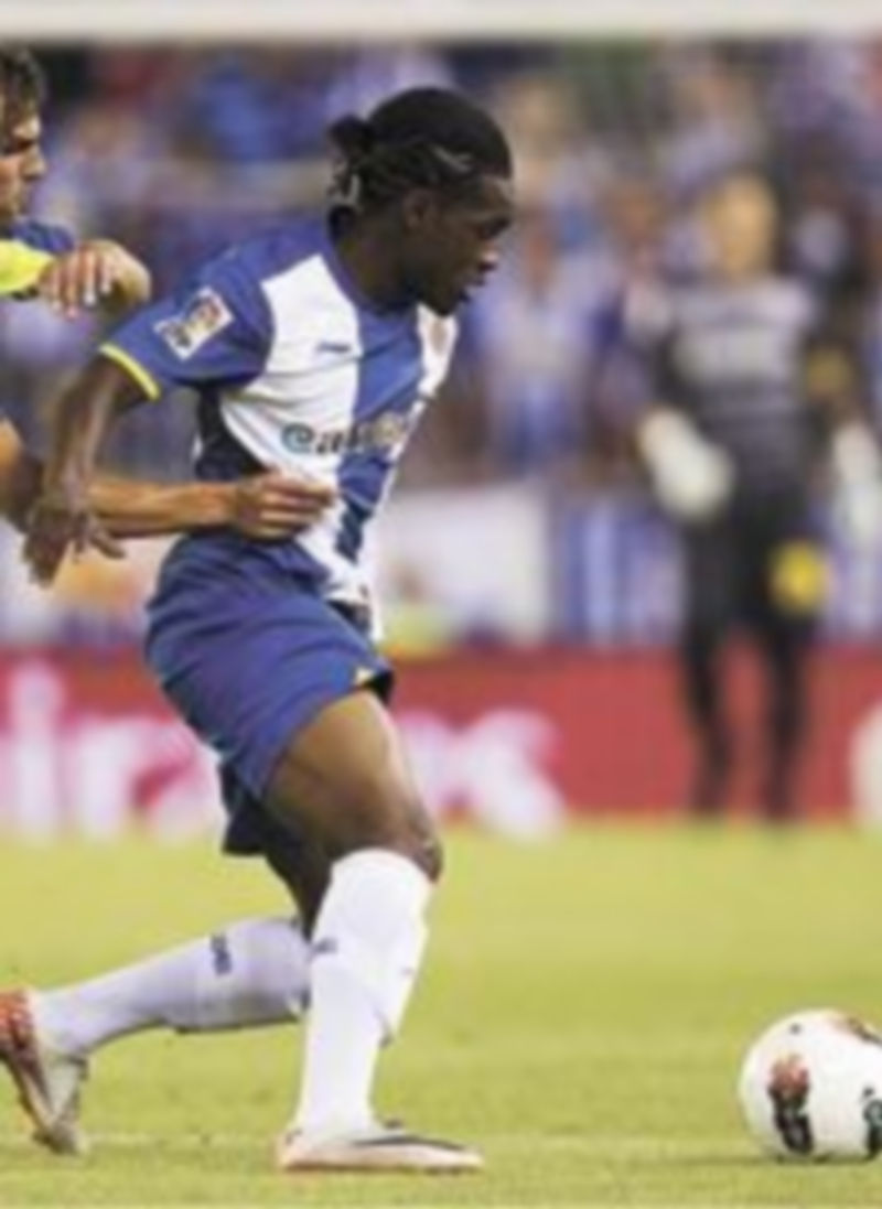 Pandiani decide el duelo ante el Getafe en el último minuto 1 Bifouma intenta mantener el balón ante Rubén Pérez. / A. García (Efe)