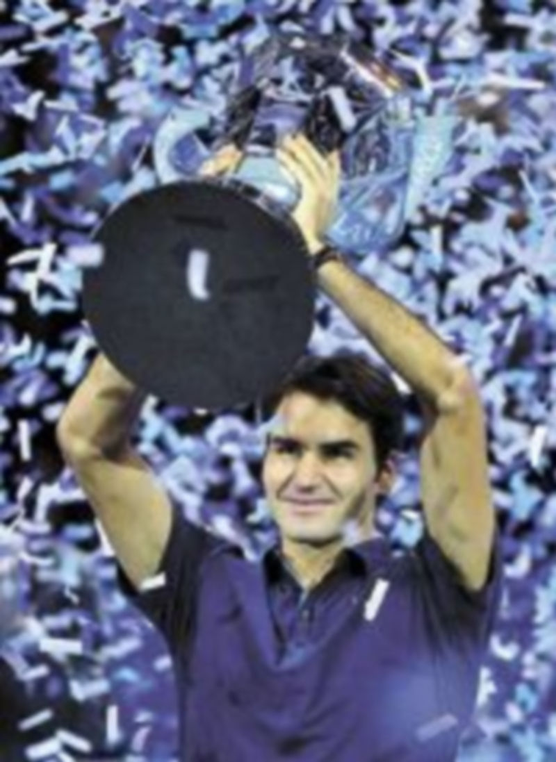 Federer levanta el trofeo conquistado en el O2 Arena. / T. Melville (Reuters)