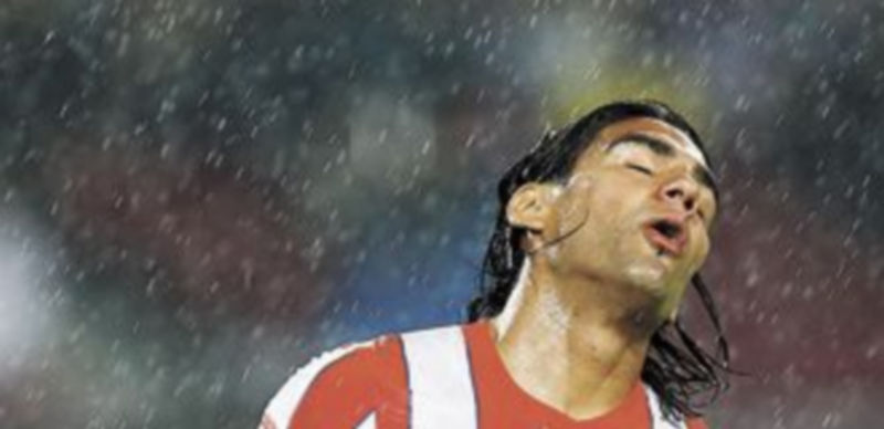 Falcao estrelló en el palo una de las ocasiones más claras del Atlético. / Reuters.