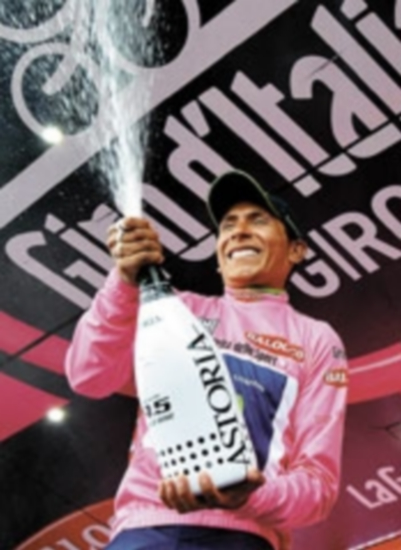 El del Movistar celebra su triunfo en la etapa de ayer. / Efe