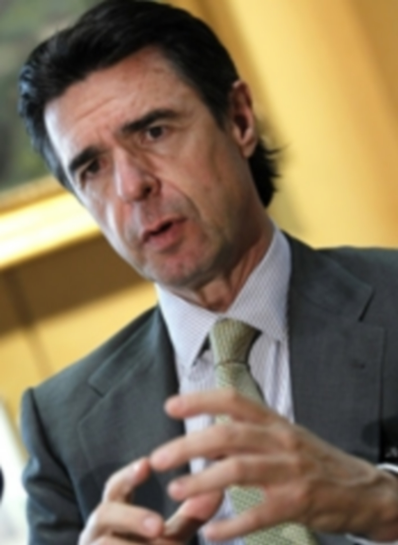 José Manuel Soria habla con los periodistas en fechas recientes. / Efe