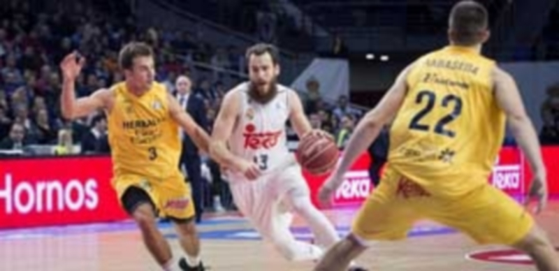 Sergio Rodríguez (c) durante el encuentro ante Herbalife Gran Canaria. / EFE