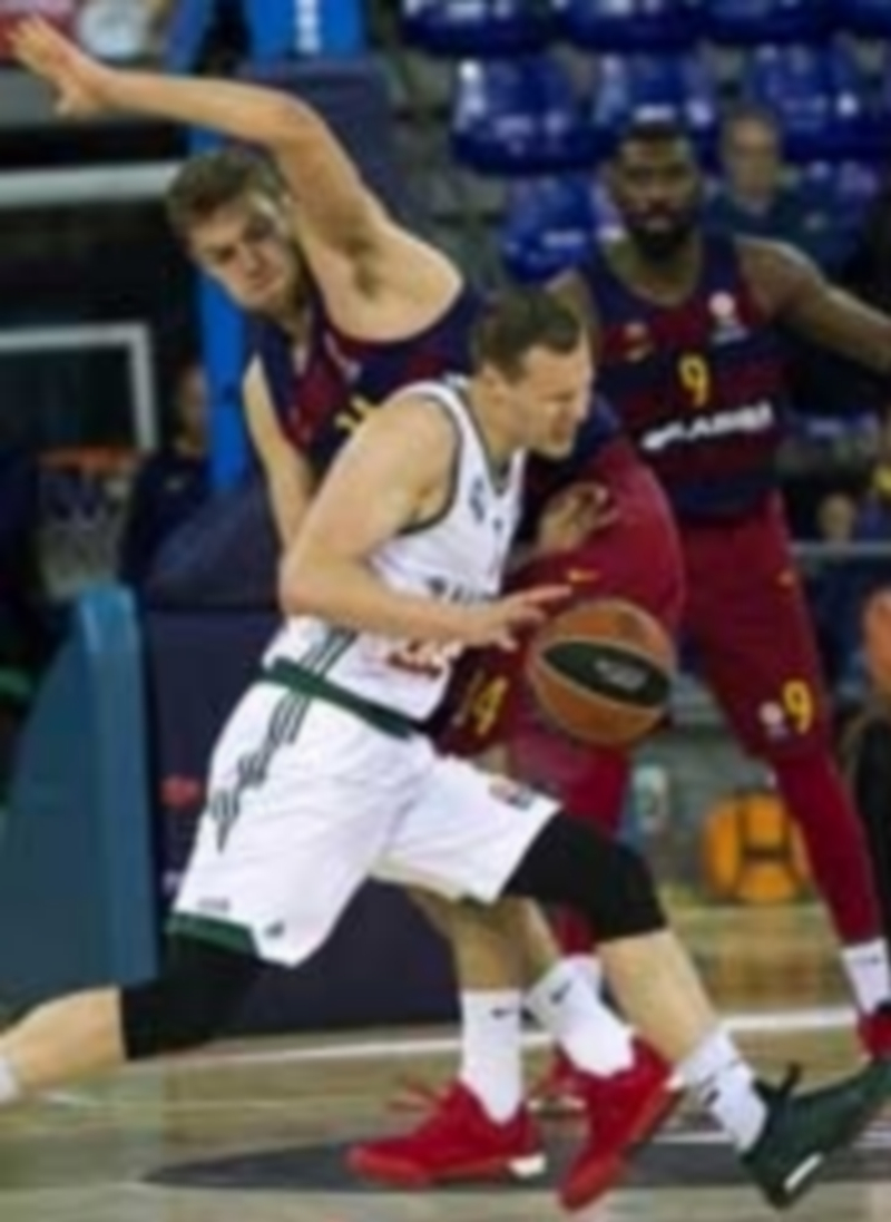 El azulgrana Vezenkov defiende a Pocius durante un encuentro anterior. / EFE