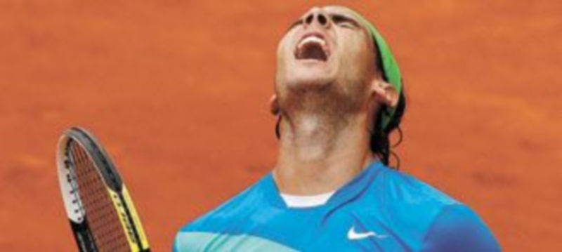 El tenista español Rafa Nadal celebra su triunfo de ayer en París. / Efe