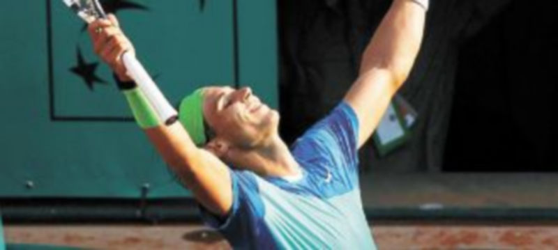 Nadal levanta los brazos en señal de victoria en la pista central de París. / Reuters