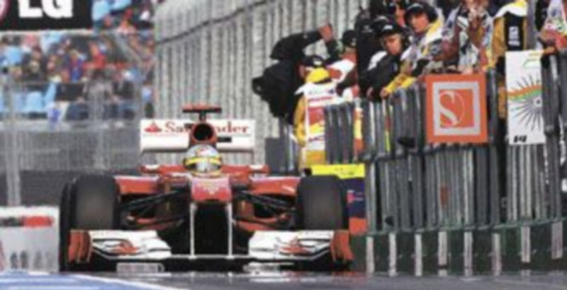 Alonso pasa por la recta principal del trazado de Albert Park durante la primera jornada de pruebas. / S. Suki (Efe)