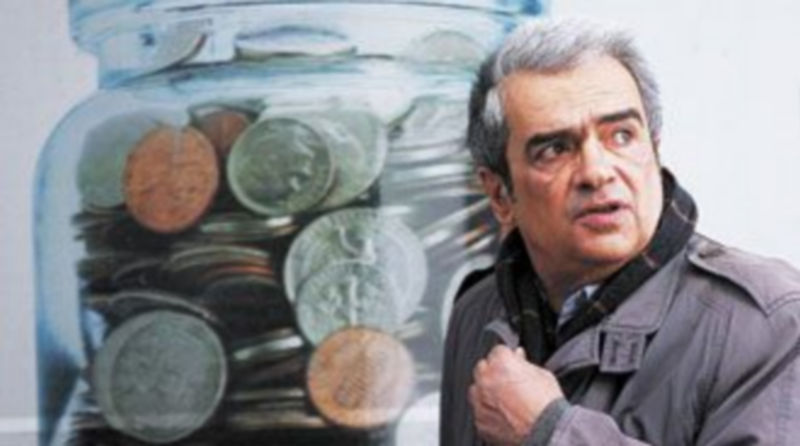 Un ciudadano camina junto a un anuncio de una empresa financiera