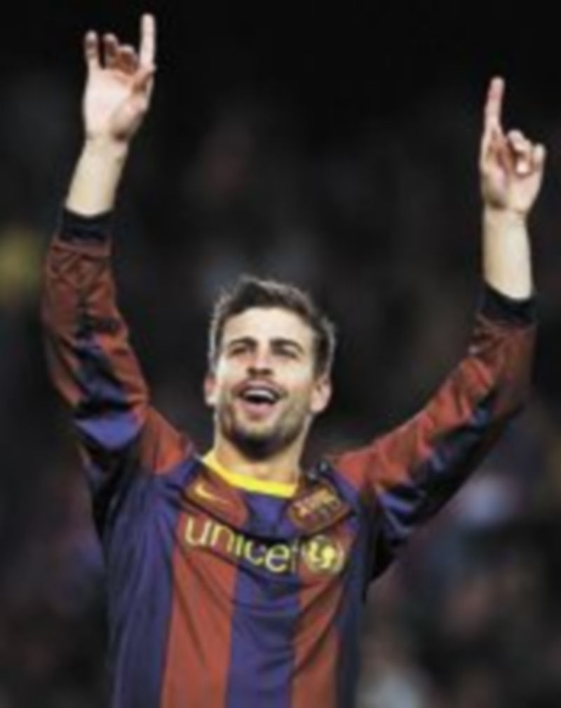 Piqué espera que Cesc Fábregas regrese al Camp Nou. / Efe