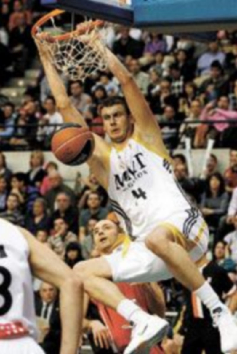 Velickovic se cuelga del aro ante el escolta Pedro Robles. / Efe