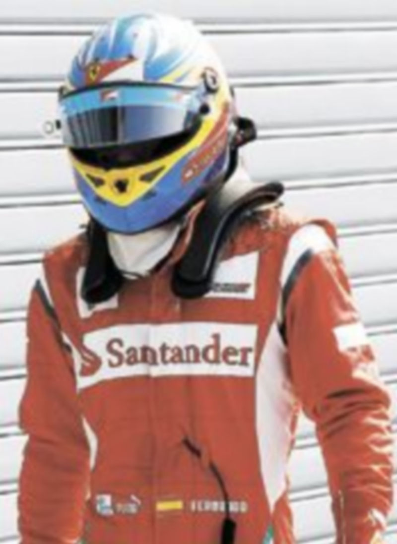 Alonso camina por el ‘paddock’ del circuito de Monza. / Reuters.