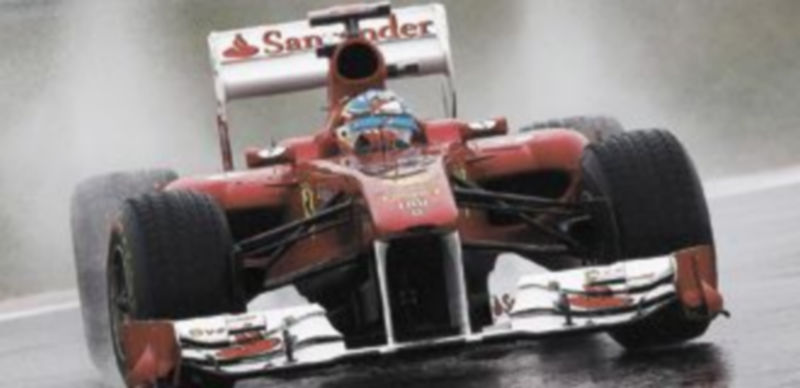 El español apenas pudo rodar en la primera sesión debido a la gran cantidad de agua que se acumuló sobre el asfalto. / Efe