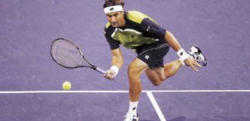 David Ferrer devuelve la bola en el encuentro de semifinales que le enfrentó a su compatriota Feliciano López. / Carlos Barría (Reuters)