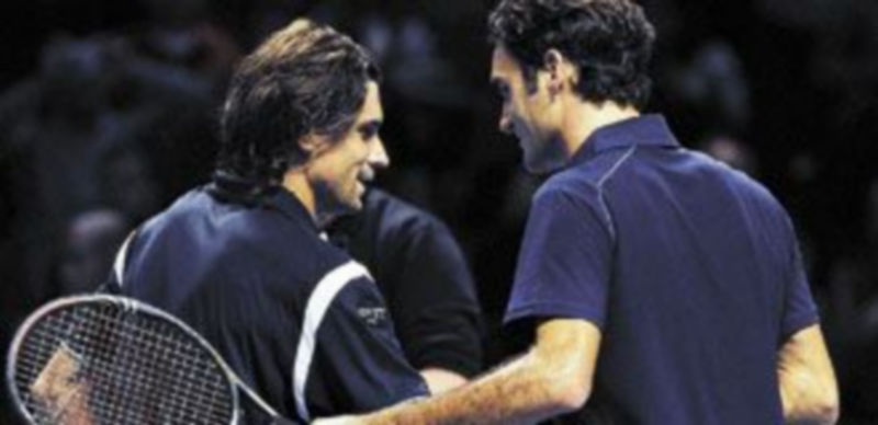 Ferrer felicita a Federer tras imponerse en la primera semifinal en el O2 de Londres. / Reuters