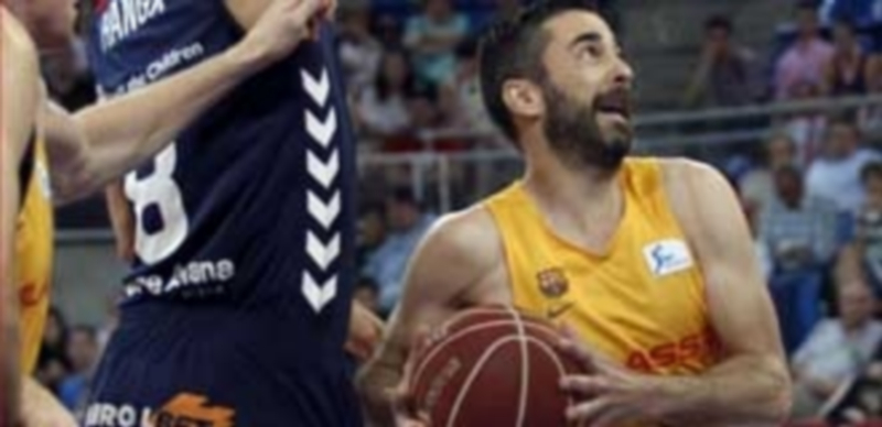 Juan Carlos Navarro se dispone a encestar ante la oposición de Adam Hanga. / Efe