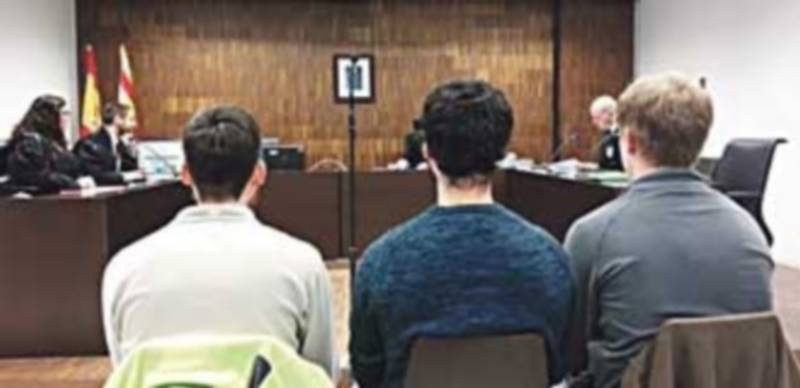 Los tres jóvenes acusados de ocasionar desórdenes públicos durante la huelga general del año 2012. / Europa Press