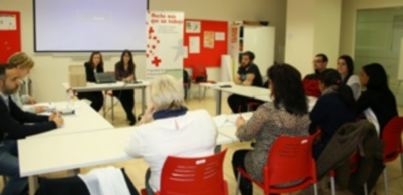 Desde el año 2000 más de 411.000 personas han participado en acciones y proyectos de empresa de Cruz Roja. / EFE