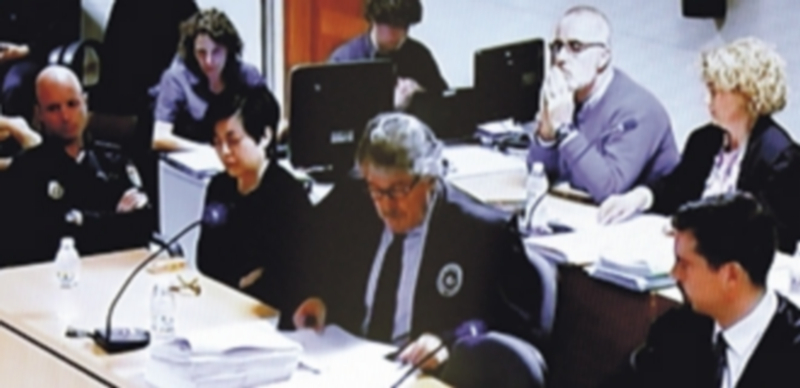 Los padres de la menor asesinada se sentaron en la sala uno delante del otro junto a sus respectivos abogados. / Efe