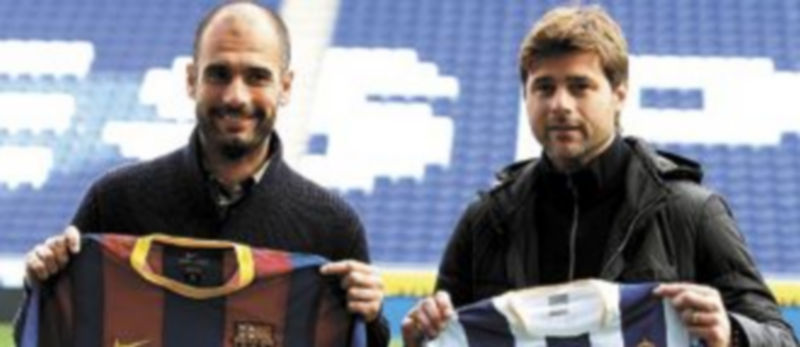 Pep Guardiola y Mauricio Pochettino posan en la tradicional foto que siempre se toma un día antes del derbi. / EFE