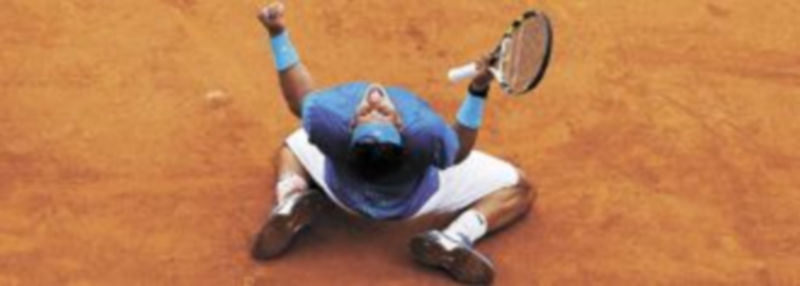 Nadal festeja su triunfo ante Murray arrodillado sobre la pista central de Roland Garros. /Reuters