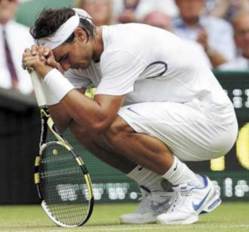 El zurdo de Manacor tuvo que ser atendido por el médico durante su encuentro ante Del Potro./Reuters.