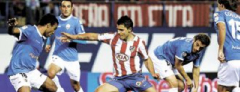 El jugador argentino podría cambiar las franjas rojiblancas por la blanquinegras de la Juventus de Turín en las próximas horas. / Efe