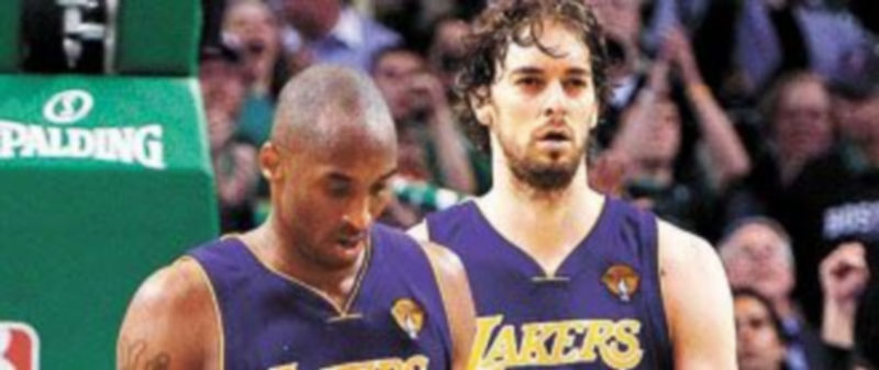 Caras largas de Bryant y Gasol nada más acabar el partido. / Reuters