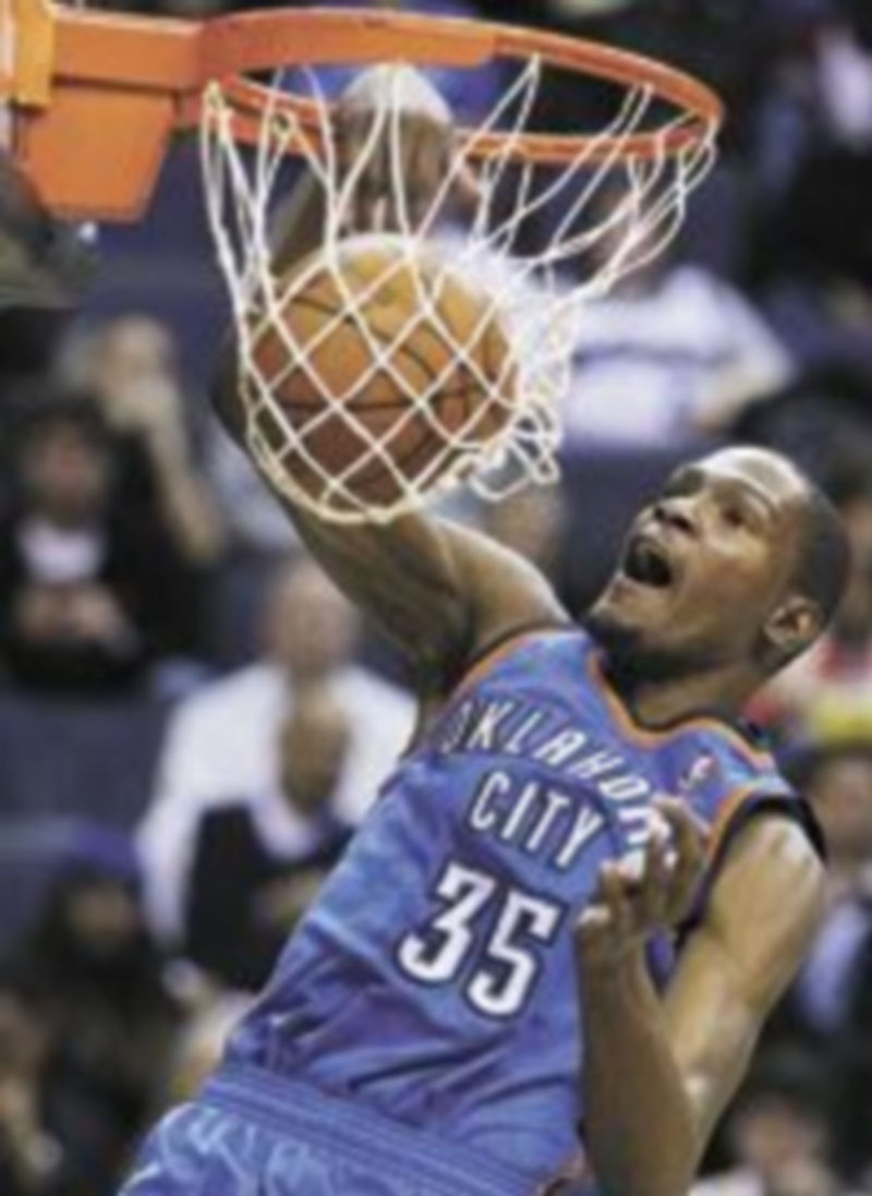 Kevin Durant machaca el aro con la camiseta de los Oklahoma City. / Efe