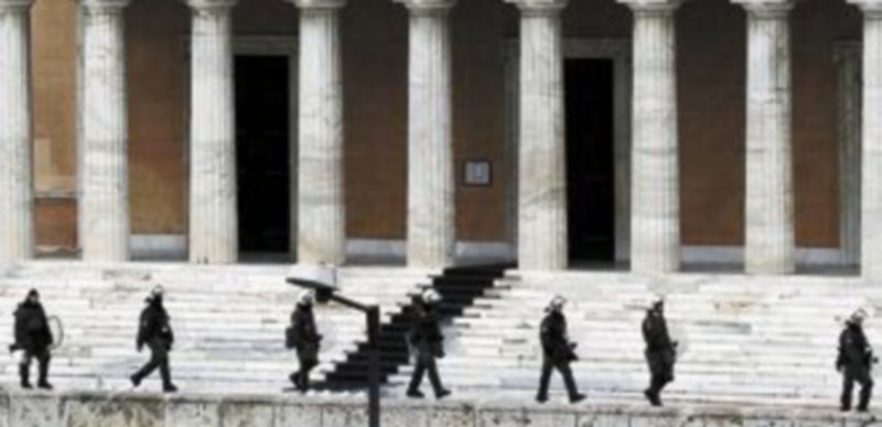 La Policía toma posiciones en el exterior del Parlamento heleno ante las protestas de los ciudadanos contra los recortes anunciados por el Gobierno. / Reuters