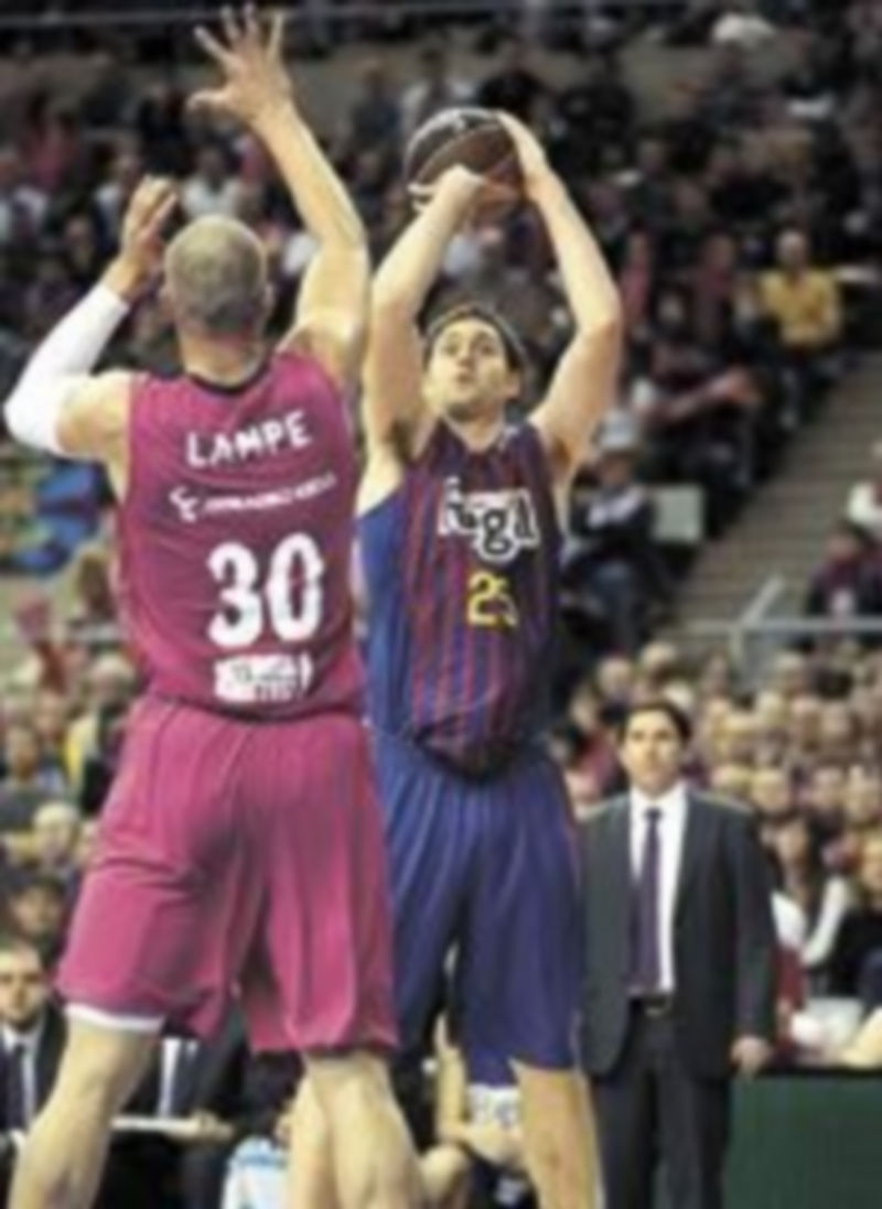 Lorbek lanza ante la defensa de Lampe. / e. press