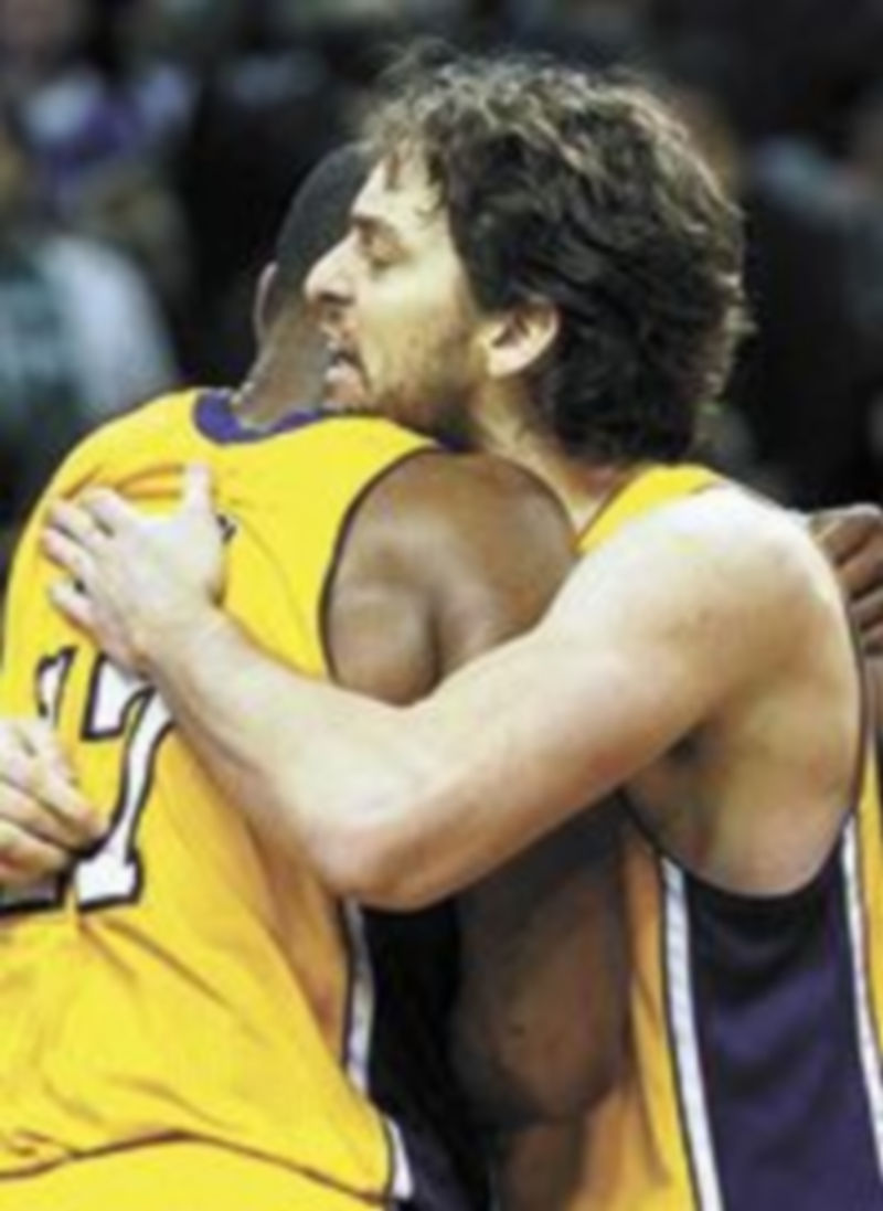 Pau Gasol se abraza a un compañero tras ganar a los Suns. / E. Press