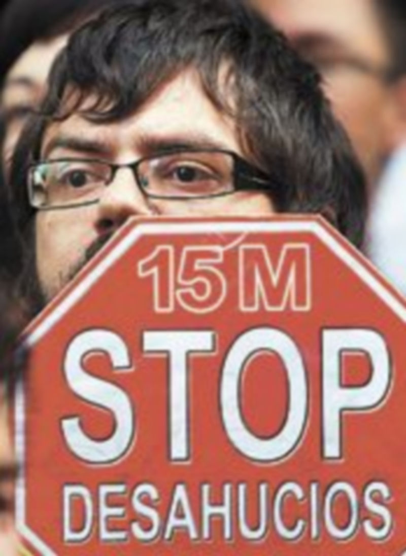 Un joven protesta contra la medida.
