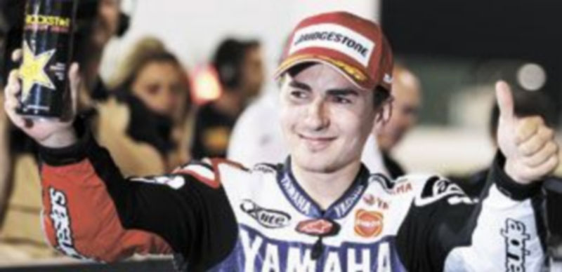 El español celebra la ‘pole’ lograda en los entrenamientos oficiales del primer Gran Premio de motociclismo de la temporada que se está celebrando en Qatar. / Reuters