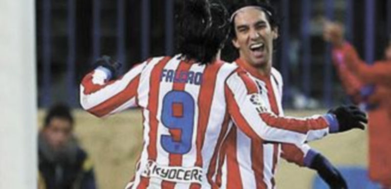 Arda salvó al equipo ‘colchonero’ en Granada y permitió a los de Simeone seguir en lo más alto de la tabla. / Reuters