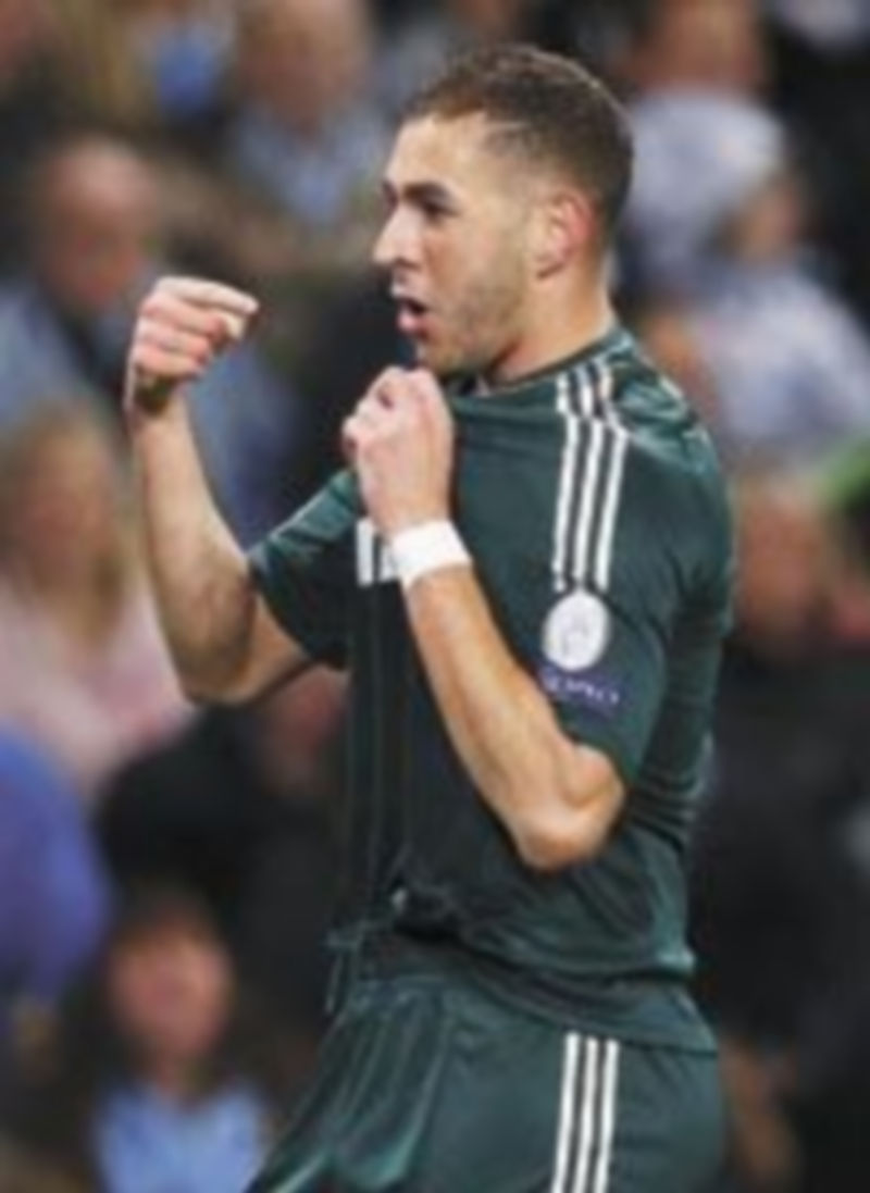 Benzema celebra la consecución del primer tanto en el Etihad Stadium. / Reuters