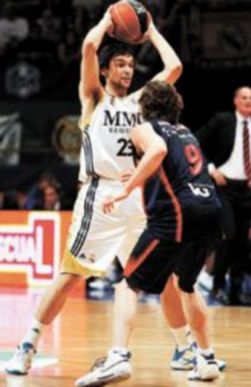 Llull intenta eludir la defensa del base Marcelinho Huertas. / Efe