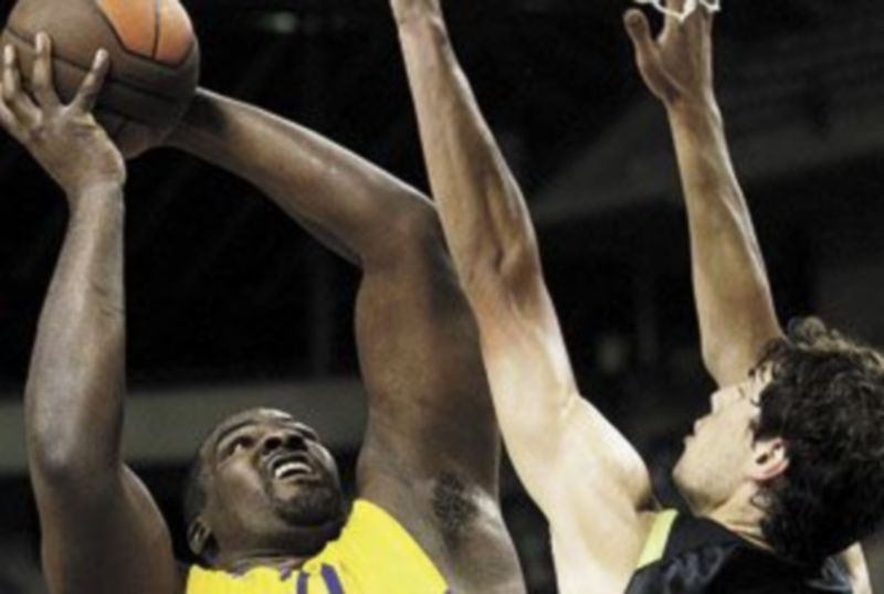 Schorchianitis intenta superar la defensa de Tomic. / A. Gea (Reuters)