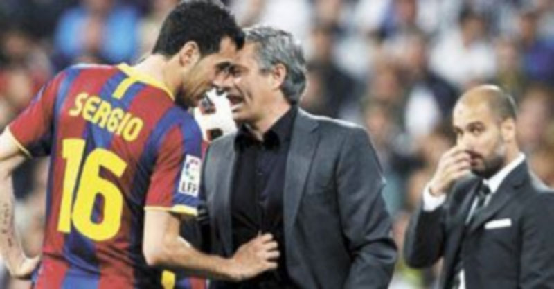 Sergio Ramos: «No es justo que Mourinho sea el único perjudicado» 1 Sergio Busquets charla con José Mourinho durante uno de los cuatro clásicos disputados hace unas semanas. / Reuters