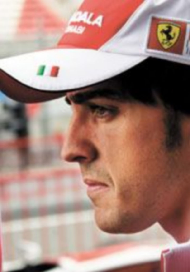 Fernando Alonso se paseó ayer por el ‘paddock’ del trazado catalán antes de subirse hoy al bólido. / Efe