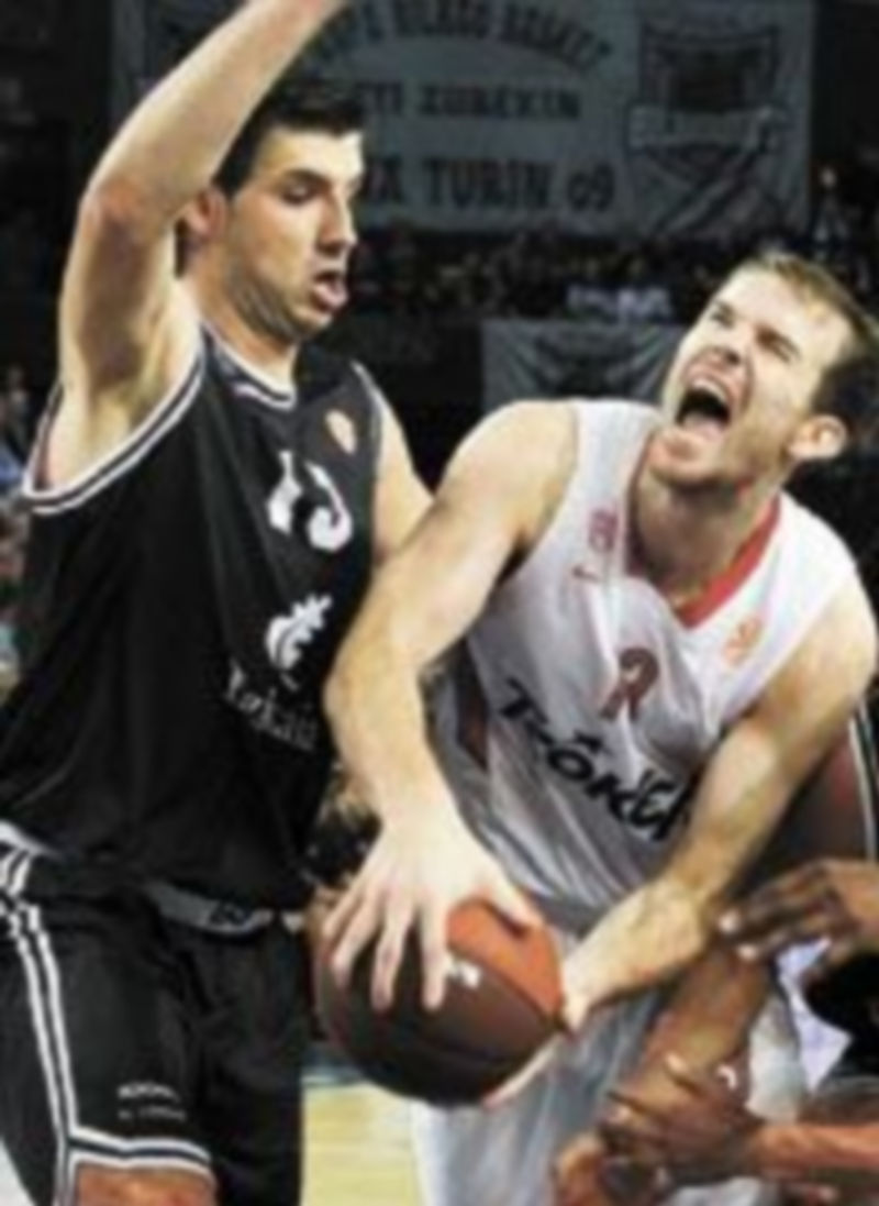 Banic (i) defiende la internada a canasta de Gecevicius. / EFE