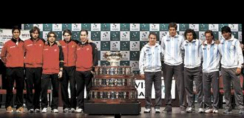 Los equipos se retrataron con la Ensaladera tras el sorteo en el Teatro Lope de Vega de la capital hispalense. / Efe.