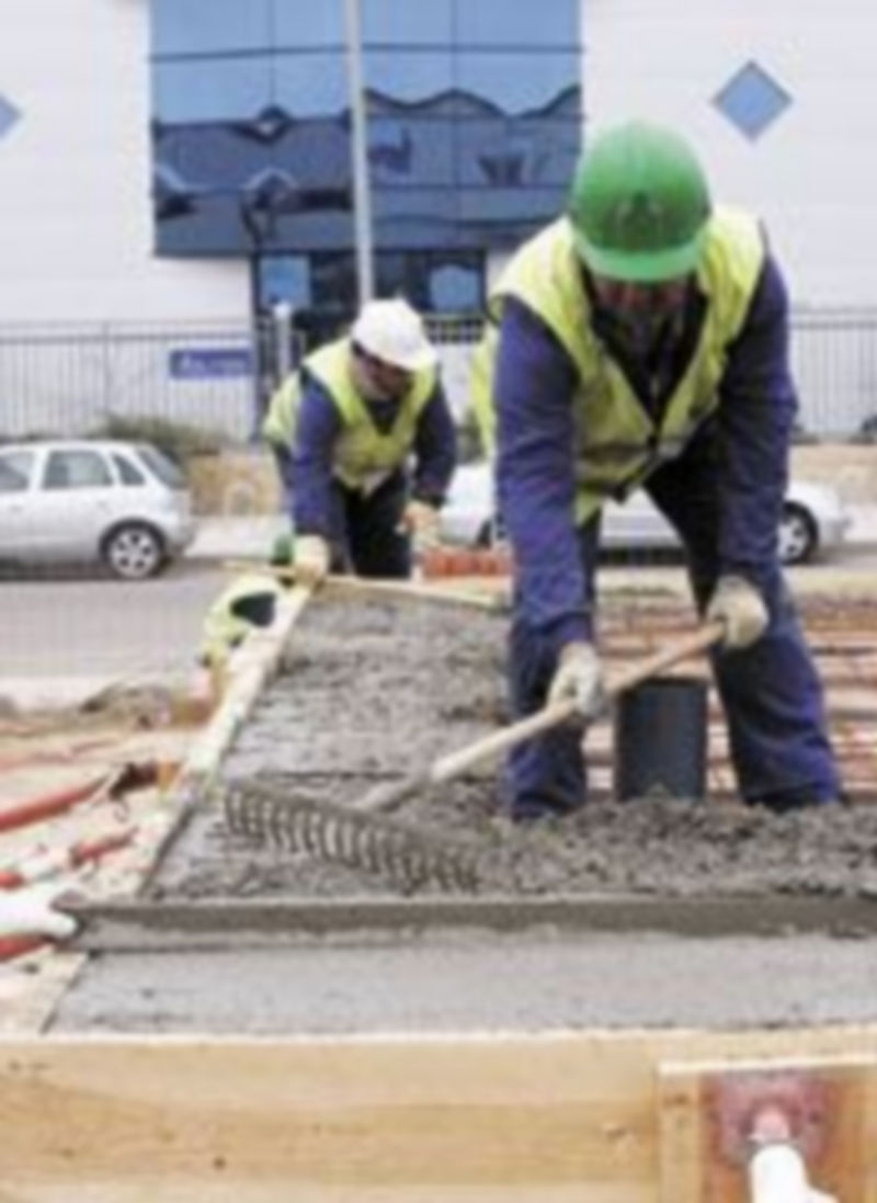 Los sindicatos consideran que congelar los sueldos no es la solución al paro.