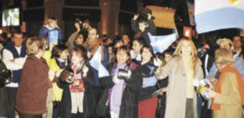 Imagen de archivo de una de las numerosas ‘caceroladas’ vividas en Argentina durante la crisis económica de 2001.