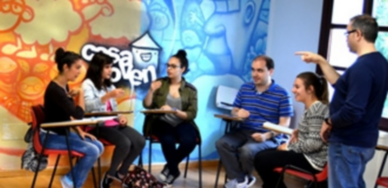 Aprender una nueva lengua 1 El profesor sordo Santiago Hernández enseñó a un grupo de quince alumnos la Lengua de Signos Española. / Borja Martín