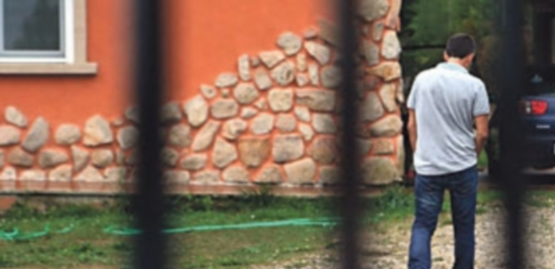 Varios allegados se acercaron a la residencia familiar donde se produjo el altercado que acabó con la vida del músico. / EFE