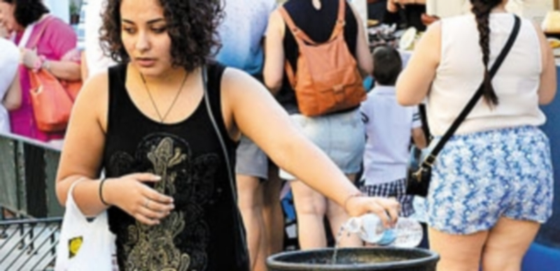 Un verano anticipado 1 Cada uno combate las altas temperaturas a su manera: agua