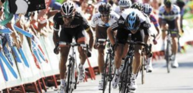 Daniele Bennati (i) logró ayer en Valladolid su obejtivo de vencer en una jornada de la Vuelta