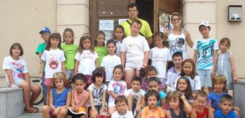 Noelia Calvo rodeada de los pequeños que durante el verano pueden disfrutar de las actividades que organiza esta cabezolana desde el Ayuntamiento . / El Adelantado