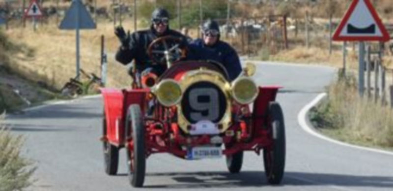 Un total de 32 automóviles antiguos ha decorado las calles del Real Sitio de San Ildefonso y las carreteras de otras localidades durante todo el fin de semana. / El Adelantado