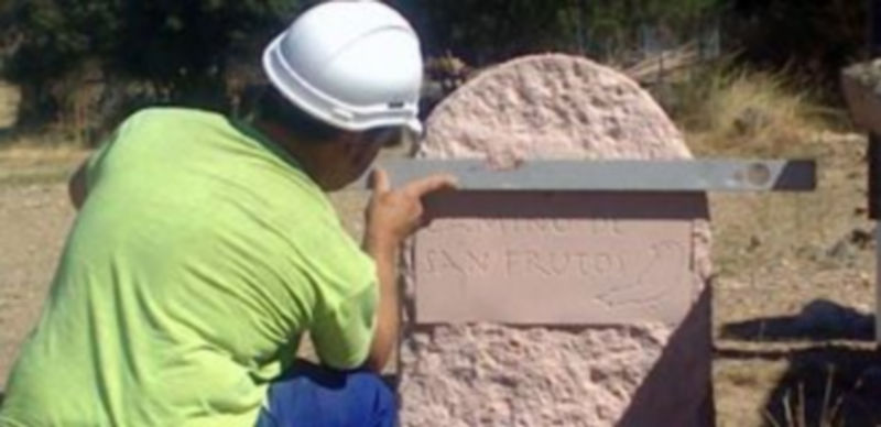 Un operario ultima las labores de señalización del Camino de San Frutos. / Kamarero