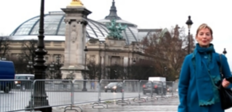 Arte en libertad en París 1 La artista segoviana María Eugenia Sancho ante el Grand Palais de París. / El Adelantado
